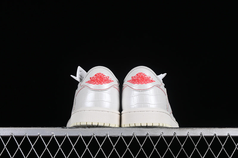 Air Jordan Retro 1 Low X Travis Scott OG white/ Red