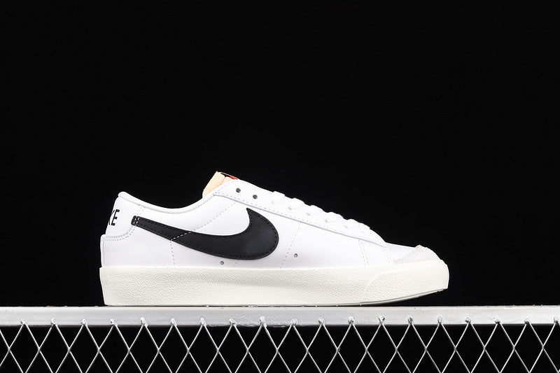 NK Blazer Low 77 Vintage White/Black-Sail