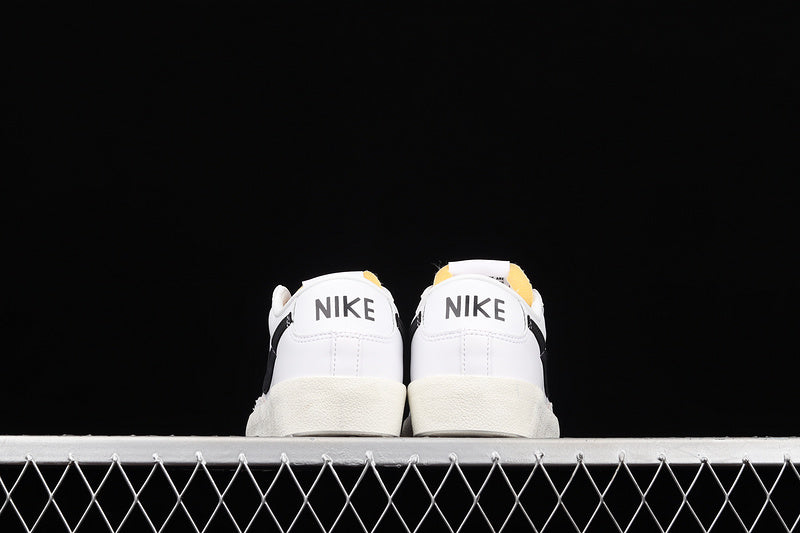 NK Blazer Low 77 Vintage White/Black-Sail